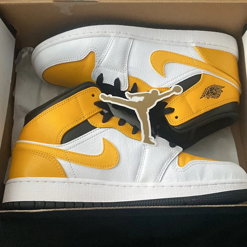 Nike Air Jordan 1 Mid University Gold